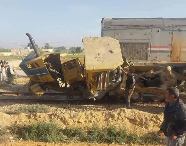 تصادم قطار بلودر غرب الحمام بمطروح يسفر عن وفاة السائق وإصابات طفيفة بين الركاب