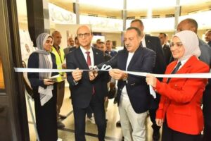 محافظ أسيوط ورئيس الجامعة يفتتحان المعرض الفني لاختيار أفضل تصميم وعلامة تجارية لمنافذ بيع الأغذية والمشروعات المتنقلة