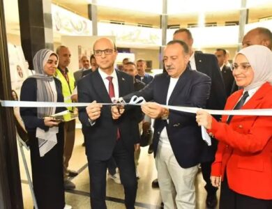 محافظ أسيوط ورئيس الجامعة يفتتحان المعرض الفني لاختيار أفضل تصميم وعلامة تجارية لمنافذ بيع الأغذية والمشروعات المتنقلة