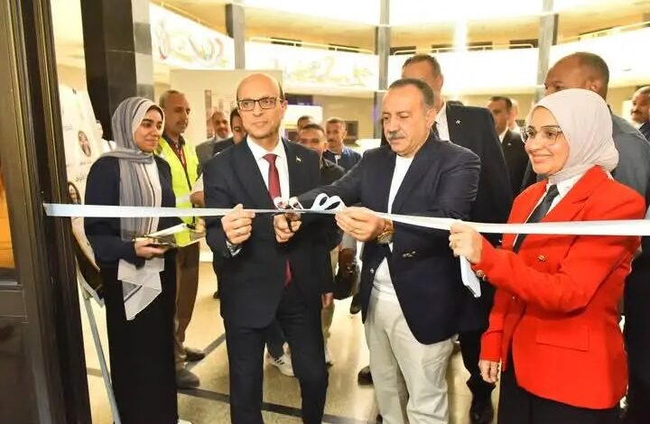 محافظ أسيوط ورئيس الجامعة يفتتحان المعرض الفني لاختيار أفضل تصميم وعلامة تجارية لمنافذ بيع الأغذية والمشروعات المتنقلة