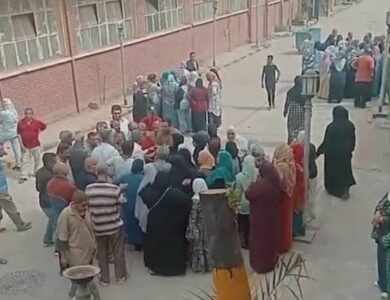 لليوم الثامن على التوالى عمال الشوربجى التابعة للغزل والنسيج يعتصموا بمقر الشركة اعتراضا على ممارسات الإدارة 