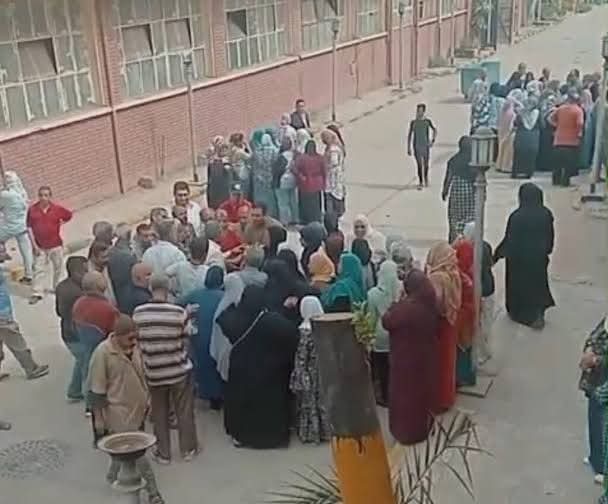 لليوم الثامن على التوالى عمال الشوربجى التابعة للغزل والنسيج يعتصموا بمقر الشركة اعتراضا على ممارسات الإدارة 