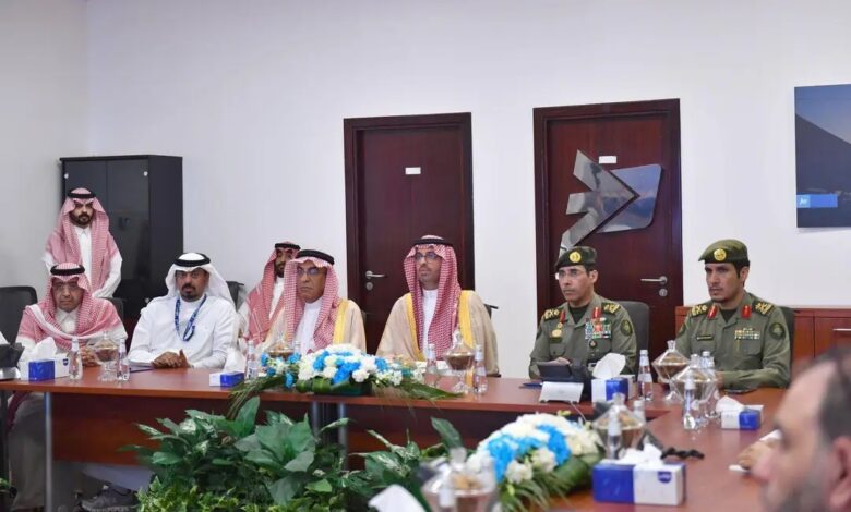 محافظ جدة يتفقد سير العمل في مجمع صالات الحج بمطار الملك عبدالعزيز