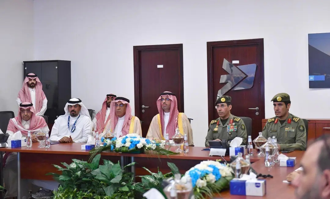 محافظ جدة يتفقد سير العمل في مجمع صالات الحج بمطار الملك عبدالعزيز