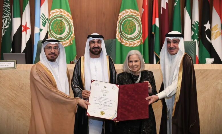 مجمع الملك سلمان العالمي للغة العربية يتسلم جائزة عبد العزيز سعود البابطين للإبداع في خدمة اللغة العربية عن مشروعه: (مؤشر اللغة العربية)