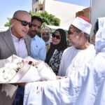 "محافظ الأقصر فى جولة لمدينة البياضيه" تفقد أعمال صرف الروافعه الغربية ووجه بسرعة الأنتهاء منها ووجه بتركيب مصعد للتسهيل على المرضى بمستشفى ايزيس الاقصر/نعمة_العجلان تفقد المهندس عبد المطلب عماره محافظ الأقصر ، مركز ومدينة البياضيه ، صباح اليوم الخميس ، للوقوف على بعض الأعمال والمشروعات، فى اطار جولاته التفقدية بمراكز ومدن المحافظة المختلفة ، لمتابعة المشروعات والأعمال الجارية بها. وأستهل عماره ، جولته بتدشين مبادرة "جملها تكملها"، وهى مبادرة لرسم وتجميل أكشاك الكهرباء بالمدينة وذلك بالتنسيق مع هندسة كهرباء البياضية، حيث تم الاتفاق على رسم وتجميل أكشاك الكهرباء وتركيب قواعد من الطوب الحجرى لهذه الأكشاك لإضفاء المظهر الجمالى، وشارك فى تنفيذ المبادرة طلاب معهد ترميم الآثار وعدد من شباب القرية من الفنانين والمتطوعين، إلى جانب الشراكة المجتمعية التى تهدف إلى تعزيز التعاون بين الأجهزة التنفيذية والمجتمع المدنى. وأشاد محافظ الأقصر بأعمال التطوير التى تتم من خلال المبادرة وأثنى على أداء طلاب معهد ترميم الآثار ، مشيدا بالتفاعل الجماهيرى لشباب المدينة ، والدور المجتمعى للأهالى والمجتمع المدنى بالبياضيه ، ووجه لهم التحية وكل الدعم لهم على حسن الأداء وروح الوطنية الغالبة . كما تفقد أعمال التشجير والزراعات بالشارع المجاور لقسم الشرطة ، وتوجه للمرور على أعمال التطوير بحديقة الذهبى المجاورة لمسجد الشيخ أحمد الذهبى ، والتى تتم بها حالياً تركيب أرصفة وبلاط الأنترلوك وعمل مشايات للمواطنين وزرع النجيل وأحواض الزهور ، كما تفقد تركيب بلاط الأنترلوك بشارع الشيخ السنارى على مسطح 5000 متر فى الشوارع الضيقة التى يصعب رصفها حتى منطقة المسجد القبلى . ووجه محافظ الأقصر خلال الجولة ، مديرية الطرق بإعادة ترميم الأرصفة بالمنطقة ودهانها دون خلعها ، وأستكمال كافة الأعمال التجميلية بالمنطقة طبقا للخطة الاستثمارية للعام المالي 2024/2025. ثم توجه محافظ الأقصر إلى مستشفى أيزيس التخصصى ، وتفقد خدمة الطوارىء والصيدلية المتواجدة بها وأطمئن على وجود الأدوية والأمصال بها ، كما تفقد العيادات الخارجية وحالة المرضى ، وتوجه لحضانات الأطفال ، وشرح القائمين على الحضانة معايير دخول الأطفال حديثى الولادة بها، كما تفقد الرعاية المركزة وقسم مكافحة العدوى . وتوجه محافظ الأقصر للوحدة الصحية القديمة خلف مستشفى أيزيس ، ويتواجد بها حالياً الوحدة الصحية لطب الأسرة بالبياضيه ، فى الطابقين الثالث والرابع من المبنى ، ويعانى بعض المترددين على الوحدة من كبار السن وذوى الهمم من صعود السلم، ووجه محافظ الأقصر مدير الرعاية الصحية بالأسراع لتركيب مصعد للتسهيل على المرضى والمترددين، كما وجه محافظ الأقصر برفع كفاءة الطوابق الأول والثانى لأمكانية دخولهم الخدمة الطبية فى المستقبل القريب. كما تفقد بدء الأعمال بمشروع صرف صحى الروافعة الغربية والذى كان متوقف العمل به منذ عام 2018 ، وتنفذه الهيئة القومية لمياه الشرب والصرف الصحي بالأقصر بالتعاون مع الهيئة العربية للتصنيع مصنع المحركات ، حيث تبلغ التكلفة التقديرية للمشروع نحو 70 مليون جنية ، كما يبلغ عدد المواطنين المستفيدين منه قرابة 8.040 ألف نسمة. ووجه محافظ الأقصر بالأنتهاء من المشروع قبل عام من الأن ، ومتابعة تركيب وتجرييب مواسير الصرف ، والتنسيق مع شركة مياه الشرب للأنتهاء من تركيب الوصلات المنزلية ، حتى تتمكن شركة الغاز من أدخال الغاز الطبيعى ، ومن ثم الانتهاء من رصف وتركيب الأنترلوك ، كما وجه محافظ الأقصر رئيس مدينة البياضيه بالمتابعة اليومية لسيارات الكسح بالتعاون مع الهيئة القومية لكسح بيارات الأهالي المتعارضة مع تنفيذ خطوط الصرف . وفى ختام الجولة تفقد محافظ الأقصر قطعة الأرض المجاورة للمنطقة الصناعية بالبغدادى، والمقترح أنشاء ورش حرفية بها ، لنقل الورش الغير آمنه داخل الكتل السكانية بمدن الأقصر والبياضية والطود ، والتى من المقرر أن تبدأ بـ86 ورشة ، وسيتم أنشائها على مرحلتين ، وذلك طبقا للعقد المبرم مع هيئة تنمية الصعيد ، وجه محافظ الأقصر بضرورة البدء فى إجراءات عمل الجسات وسرعة الأنتهاء من الرفع المساحى وتصميم الأنشاءات . رافق محافظ الأقصر خلال جولته ، الدكتورعبد الخالق حسين رئيس مدينة البياضيه ، والمهندسة إلهام شيبانى مدير مديرية الطرق والنقل ، والدكتور محمد شعبان مدير هيئة الرعاية الصحية بالأقصر والمهندس عبد الله بكرى المدير التنفيذي للهيئة القومية لمياه الشرب والصرف الصحى بالأقصر ، وعلى صادق رئيس مدينة الطود ، ومصطفى عبد الحليم مدير الصناعية .