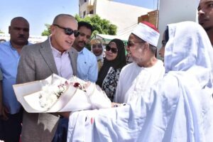 "محافظ الأقصر فى جولة لمدينة البياضيه" تفقد أعمال صرف الروافعه الغربية ووجه بسرعة الأنتهاء منها ووجه بتركيب مصعد للتسهيل على المرضى بمستشفى ايزيس

الاقصر/نعمة_العجلان 

 تفقد المهندس عبد المطلب عماره محافظ الأقصر ، مركز ومدينة البياضيه ، صباح اليوم الخميس ، للوقوف على بعض الأعمال والمشروعات، فى اطار جولاته التفقدية بمراكز ومدن المحافظة المختلفة ، لمتابعة المشروعات والأعمال الجارية بها.

 وأستهل عماره ، جولته بتدشين مبادرة "جملها تكملها"، وهى مبادرة لرسم وتجميل أكشاك الكهرباء بالمدينة وذلك بالتنسيق مع هندسة كهرباء البياضية، حيث تم الاتفاق على رسم وتجميل أكشاك الكهرباء وتركيب قواعد من الطوب الحجرى لهذه الأكشاك لإضفاء المظهر الجمالى، وشارك فى تنفيذ المبادرة طلاب معهد ترميم الآثار وعدد من شباب القرية من الفنانين والمتطوعين، إلى جانب الشراكة المجتمعية التى تهدف إلى تعزيز التعاون بين الأجهزة التنفيذية والمجتمع المدنى.

وأشاد محافظ الأقصر بأعمال التطوير التى تتم من  خلال المبادرة وأثنى على أداء طلاب معهد ترميم الآثار ، مشيدا بالتفاعل الجماهيرى  لشباب المدينة ،  والدور المجتمعى للأهالى والمجتمع المدنى بالبياضيه ، ووجه لهم التحية وكل الدعم لهم على حسن الأداء وروح الوطنية الغالبة .

كما تفقد أعمال التشجير والزراعات بالشارع المجاور لقسم الشرطة ، وتوجه للمرور على أعمال التطوير بحديقة الذهبى المجاورة لمسجد الشيخ أحمد الذهبى ، والتى تتم بها حالياً تركيب أرصفة وبلاط الأنترلوك وعمل مشايات للمواطنين وزرع النجيل وأحواض الزهور ، كما تفقد تركيب بلاط الأنترلوك بشارع الشيخ السنارى على مسطح 5000 متر فى الشوارع الضيقة التى يصعب رصفها حتى منطقة المسجد القبلى .

 ووجه محافظ الأقصر خلال الجولة ، مديرية الطرق بإعادة ترميم الأرصفة بالمنطقة ودهانها دون خلعها ، وأستكمال كافة الأعمال التجميلية بالمنطقة طبقا للخطة الاستثمارية للعام المالي 2024/2025.

ثم توجه محافظ الأقصر إلى مستشفى أيزيس التخصصى ، وتفقد خدمة الطوارىء والصيدلية المتواجدة بها وأطمئن على وجود الأدوية والأمصال بها ، كما تفقد العيادات الخارجية وحالة المرضى ، وتوجه لحضانات الأطفال ، وشرح القائمين على الحضانة معايير دخول  الأطفال حديثى الولادة بها، كما تفقد الرعاية المركزة  وقسم مكافحة العدوى .

وتوجه محافظ الأقصر للوحدة الصحية القديمة خلف مستشفى أيزيس ، ويتواجد بها حالياً الوحدة الصحية لطب الأسرة بالبياضيه ، فى الطابقين الثالث والرابع من المبنى ، ويعانى بعض المترددين على الوحدة من كبار السن وذوى الهمم من صعود السلم،  ووجه محافظ الأقصر مدير الرعاية الصحية بالأسراع لتركيب مصعد للتسهيل على المرضى والمترددين، كما وجه محافظ الأقصر برفع كفاءة الطوابق الأول والثانى لأمكانية دخولهم الخدمة الطبية فى المستقبل القريب.

كما تفقد بدء الأعمال بمشروع صرف صحى الروافعة الغربية والذى كان متوقف العمل به منذ عام 2018 ، وتنفذه الهيئة القومية لمياه الشرب والصرف الصحي بالأقصر بالتعاون مع الهيئة العربية للتصنيع مصنع المحركات  ، حيث تبلغ التكلفة التقديرية للمشروع نحو 70 مليون جنية ، كما يبلغ عدد المواطنين المستفيدين منه قرابة 8.040 ألف نسمة.

ووجه محافظ الأقصر بالأنتهاء من المشروع قبل عام من الأن ، ومتابعة تركيب وتجرييب مواسير الصرف ، والتنسيق مع شركة مياه الشرب للأنتهاء من تركيب الوصلات المنزلية ، حتى تتمكن شركة الغاز من أدخال الغاز الطبيعى ، ومن ثم الانتهاء من رصف وتركيب الأنترلوك ، كما وجه محافظ الأقصر رئيس مدينة البياضيه بالمتابعة اليومية لسيارات الكسح بالتعاون مع الهيئة القومية لكسح بيارات الأهالي المتعارضة مع تنفيذ خطوط الصرف  .

وفى ختام الجولة تفقد محافظ الأقصر قطعة الأرض المجاورة للمنطقة الصناعية بالبغدادى، والمقترح أنشاء ورش حرفية بها ، لنقل الورش الغير آمنه داخل الكتل السكانية بمدن الأقصر والبياضية والطود ، والتى من المقرر أن تبدأ بـ86 ورشة ، وسيتم أنشائها على مرحلتين ، وذلك طبقا للعقد المبرم مع هيئة تنمية الصعيد ، وجه محافظ الأقصر بضرورة البدء فى إجراءات  عمل الجسات  وسرعة الأنتهاء  من الرفع المساحى وتصميم الأنشاءات .

رافق محافظ الأقصر خلال جولته ، الدكتورعبد الخالق حسين رئيس مدينة البياضيه ، والمهندسة إلهام شيبانى مدير مديرية الطرق والنقل ، والدكتور محمد شعبان مدير هيئة الرعاية الصحية بالأقصر والمهندس عبد الله بكرى المدير التنفيذي للهيئة القومية لمياه الشرب والصرف الصحى بالأقصر ، وعلى صادق رئيس مدينة الطود ، ومصطفى عبد الحليم مدير الصناعية .