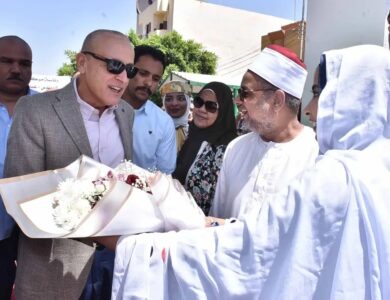 "محافظ الأقصر فى جولة لمدينة البياضيه" تفقد أعمال صرف الروافعه الغربية ووجه بسرعة الأنتهاء منها ووجه بتركيب مصعد للتسهيل على المرضى بمستشفى ايزيس الاقصر/نعمة_العجلان تفقد المهندس عبد المطلب عماره محافظ الأقصر ، مركز ومدينة البياضيه ، صباح اليوم الخميس ، للوقوف على بعض الأعمال والمشروعات، فى اطار جولاته التفقدية بمراكز ومدن المحافظة المختلفة ، لمتابعة المشروعات والأعمال الجارية بها. وأستهل عماره ، جولته بتدشين مبادرة "جملها تكملها"، وهى مبادرة لرسم وتجميل أكشاك الكهرباء بالمدينة وذلك بالتنسيق مع هندسة كهرباء البياضية، حيث تم الاتفاق على رسم وتجميل أكشاك الكهرباء وتركيب قواعد من الطوب الحجرى لهذه الأكشاك لإضفاء المظهر الجمالى، وشارك فى تنفيذ المبادرة طلاب معهد ترميم الآثار وعدد من شباب القرية من الفنانين والمتطوعين، إلى جانب الشراكة المجتمعية التى تهدف إلى تعزيز التعاون بين الأجهزة التنفيذية والمجتمع المدنى. وأشاد محافظ الأقصر بأعمال التطوير التى تتم من خلال المبادرة وأثنى على أداء طلاب معهد ترميم الآثار ، مشيدا بالتفاعل الجماهيرى لشباب المدينة ، والدور المجتمعى للأهالى والمجتمع المدنى بالبياضيه ، ووجه لهم التحية وكل الدعم لهم على حسن الأداء وروح الوطنية الغالبة . كما تفقد أعمال التشجير والزراعات بالشارع المجاور لقسم الشرطة ، وتوجه للمرور على أعمال التطوير بحديقة الذهبى المجاورة لمسجد الشيخ أحمد الذهبى ، والتى تتم بها حالياً تركيب أرصفة وبلاط الأنترلوك وعمل مشايات للمواطنين وزرع النجيل وأحواض الزهور ، كما تفقد تركيب بلاط الأنترلوك بشارع الشيخ السنارى على مسطح 5000 متر فى الشوارع الضيقة التى يصعب رصفها حتى منطقة المسجد القبلى . ووجه محافظ الأقصر خلال الجولة ، مديرية الطرق بإعادة ترميم الأرصفة بالمنطقة ودهانها دون خلعها ، وأستكمال كافة الأعمال التجميلية بالمنطقة طبقا للخطة الاستثمارية للعام المالي 2024/2025. ثم توجه محافظ الأقصر إلى مستشفى أيزيس التخصصى ، وتفقد خدمة الطوارىء والصيدلية المتواجدة بها وأطمئن على وجود الأدوية والأمصال بها ، كما تفقد العيادات الخارجية وحالة المرضى ، وتوجه لحضانات الأطفال ، وشرح القائمين على الحضانة معايير دخول الأطفال حديثى الولادة بها، كما تفقد الرعاية المركزة وقسم مكافحة العدوى . وتوجه محافظ الأقصر للوحدة الصحية القديمة خلف مستشفى أيزيس ، ويتواجد بها حالياً الوحدة الصحية لطب الأسرة بالبياضيه ، فى الطابقين الثالث والرابع من المبنى ، ويعانى بعض المترددين على الوحدة من كبار السن وذوى الهمم من صعود السلم، ووجه محافظ الأقصر مدير الرعاية الصحية بالأسراع لتركيب مصعد للتسهيل على المرضى والمترددين، كما وجه محافظ الأقصر برفع كفاءة الطوابق الأول والثانى لأمكانية دخولهم الخدمة الطبية فى المستقبل القريب. كما تفقد بدء الأعمال بمشروع صرف صحى الروافعة الغربية والذى كان متوقف العمل به منذ عام 2018 ، وتنفذه الهيئة القومية لمياه الشرب والصرف الصحي بالأقصر بالتعاون مع الهيئة العربية للتصنيع مصنع المحركات ، حيث تبلغ التكلفة التقديرية للمشروع نحو 70 مليون جنية ، كما يبلغ عدد المواطنين المستفيدين منه قرابة 8.040 ألف نسمة. ووجه محافظ الأقصر بالأنتهاء من المشروع قبل عام من الأن ، ومتابعة تركيب وتجرييب مواسير الصرف ، والتنسيق مع شركة مياه الشرب للأنتهاء من تركيب الوصلات المنزلية ، حتى تتمكن شركة الغاز من أدخال الغاز الطبيعى ، ومن ثم الانتهاء من رصف وتركيب الأنترلوك ، كما وجه محافظ الأقصر رئيس مدينة البياضيه بالمتابعة اليومية لسيارات الكسح بالتعاون مع الهيئة القومية لكسح بيارات الأهالي المتعارضة مع تنفيذ خطوط الصرف . وفى ختام الجولة تفقد محافظ الأقصر قطعة الأرض المجاورة للمنطقة الصناعية بالبغدادى، والمقترح أنشاء ورش حرفية بها ، لنقل الورش الغير آمنه داخل الكتل السكانية بمدن الأقصر والبياضية والطود ، والتى من المقرر أن تبدأ بـ86 ورشة ، وسيتم أنشائها على مرحلتين ، وذلك طبقا للعقد المبرم مع هيئة تنمية الصعيد ، وجه محافظ الأقصر بضرورة البدء فى إجراءات عمل الجسات وسرعة الأنتهاء من الرفع المساحى وتصميم الأنشاءات . رافق محافظ الأقصر خلال جولته ، الدكتورعبد الخالق حسين رئيس مدينة البياضيه ، والمهندسة إلهام شيبانى مدير مديرية الطرق والنقل ، والدكتور محمد شعبان مدير هيئة الرعاية الصحية بالأقصر والمهندس عبد الله بكرى المدير التنفيذي للهيئة القومية لمياه الشرب والصرف الصحى بالأقصر ، وعلى صادق رئيس مدينة الطود ، ومصطفى عبد الحليم مدير الصناعية .