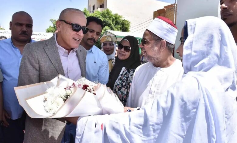 "محافظ الأقصر فى جولة لمدينة البياضيه" تفقد أعمال صرف الروافعه الغربية ووجه بسرعة الأنتهاء منها ووجه بتركيب مصعد للتسهيل على المرضى بمستشفى ايزيس الاقصر/نعمة_العجلان تفقد المهندس عبد المطلب عماره محافظ الأقصر ، مركز ومدينة البياضيه ، صباح اليوم الخميس ، للوقوف على بعض الأعمال والمشروعات، فى اطار جولاته التفقدية بمراكز ومدن المحافظة المختلفة ، لمتابعة المشروعات والأعمال الجارية بها. وأستهل عماره ، جولته بتدشين مبادرة "جملها تكملها"، وهى مبادرة لرسم وتجميل أكشاك الكهرباء بالمدينة وذلك بالتنسيق مع هندسة كهرباء البياضية، حيث تم الاتفاق على رسم وتجميل أكشاك الكهرباء وتركيب قواعد من الطوب الحجرى لهذه الأكشاك لإضفاء المظهر الجمالى، وشارك فى تنفيذ المبادرة طلاب معهد ترميم الآثار وعدد من شباب القرية من الفنانين والمتطوعين، إلى جانب الشراكة المجتمعية التى تهدف إلى تعزيز التعاون بين الأجهزة التنفيذية والمجتمع المدنى. وأشاد محافظ الأقصر بأعمال التطوير التى تتم من خلال المبادرة وأثنى على أداء طلاب معهد ترميم الآثار ، مشيدا بالتفاعل الجماهيرى لشباب المدينة ، والدور المجتمعى للأهالى والمجتمع المدنى بالبياضيه ، ووجه لهم التحية وكل الدعم لهم على حسن الأداء وروح الوطنية الغالبة . كما تفقد أعمال التشجير والزراعات بالشارع المجاور لقسم الشرطة ، وتوجه للمرور على أعمال التطوير بحديقة الذهبى المجاورة لمسجد الشيخ أحمد الذهبى ، والتى تتم بها حالياً تركيب أرصفة وبلاط الأنترلوك وعمل مشايات للمواطنين وزرع النجيل وأحواض الزهور ، كما تفقد تركيب بلاط الأنترلوك بشارع الشيخ السنارى على مسطح 5000 متر فى الشوارع الضيقة التى يصعب رصفها حتى منطقة المسجد القبلى . ووجه محافظ الأقصر خلال الجولة ، مديرية الطرق بإعادة ترميم الأرصفة بالمنطقة ودهانها دون خلعها ، وأستكمال كافة الأعمال التجميلية بالمنطقة طبقا للخطة الاستثمارية للعام المالي 2024/2025. ثم توجه محافظ الأقصر إلى مستشفى أيزيس التخصصى ، وتفقد خدمة الطوارىء والصيدلية المتواجدة بها وأطمئن على وجود الأدوية والأمصال بها ، كما تفقد العيادات الخارجية وحالة المرضى ، وتوجه لحضانات الأطفال ، وشرح القائمين على الحضانة معايير دخول الأطفال حديثى الولادة بها، كما تفقد الرعاية المركزة وقسم مكافحة العدوى . وتوجه محافظ الأقصر للوحدة الصحية القديمة خلف مستشفى أيزيس ، ويتواجد بها حالياً الوحدة الصحية لطب الأسرة بالبياضيه ، فى الطابقين الثالث والرابع من المبنى ، ويعانى بعض المترددين على الوحدة من كبار السن وذوى الهمم من صعود السلم، ووجه محافظ الأقصر مدير الرعاية الصحية بالأسراع لتركيب مصعد للتسهيل على المرضى والمترددين، كما وجه محافظ الأقصر برفع كفاءة الطوابق الأول والثانى لأمكانية دخولهم الخدمة الطبية فى المستقبل القريب. كما تفقد بدء الأعمال بمشروع صرف صحى الروافعة الغربية والذى كان متوقف العمل به منذ عام 2018 ، وتنفذه الهيئة القومية لمياه الشرب والصرف الصحي بالأقصر بالتعاون مع الهيئة العربية للتصنيع مصنع المحركات ، حيث تبلغ التكلفة التقديرية للمشروع نحو 70 مليون جنية ، كما يبلغ عدد المواطنين المستفيدين منه قرابة 8.040 ألف نسمة. ووجه محافظ الأقصر بالأنتهاء من المشروع قبل عام من الأن ، ومتابعة تركيب وتجرييب مواسير الصرف ، والتنسيق مع شركة مياه الشرب للأنتهاء من تركيب الوصلات المنزلية ، حتى تتمكن شركة الغاز من أدخال الغاز الطبيعى ، ومن ثم الانتهاء من رصف وتركيب الأنترلوك ، كما وجه محافظ الأقصر رئيس مدينة البياضيه بالمتابعة اليومية لسيارات الكسح بالتعاون مع الهيئة القومية لكسح بيارات الأهالي المتعارضة مع تنفيذ خطوط الصرف . وفى ختام الجولة تفقد محافظ الأقصر قطعة الأرض المجاورة للمنطقة الصناعية بالبغدادى، والمقترح أنشاء ورش حرفية بها ، لنقل الورش الغير آمنه داخل الكتل السكانية بمدن الأقصر والبياضية والطود ، والتى من المقرر أن تبدأ بـ86 ورشة ، وسيتم أنشائها على مرحلتين ، وذلك طبقا للعقد المبرم مع هيئة تنمية الصعيد ، وجه محافظ الأقصر بضرورة البدء فى إجراءات عمل الجسات وسرعة الأنتهاء من الرفع المساحى وتصميم الأنشاءات . رافق محافظ الأقصر خلال جولته ، الدكتورعبد الخالق حسين رئيس مدينة البياضيه ، والمهندسة إلهام شيبانى مدير مديرية الطرق والنقل ، والدكتور محمد شعبان مدير هيئة الرعاية الصحية بالأقصر والمهندس عبد الله بكرى المدير التنفيذي للهيئة القومية لمياه الشرب والصرف الصحى بالأقصر ، وعلى صادق رئيس مدينة الطود ، ومصطفى عبد الحليم مدير الصناعية .