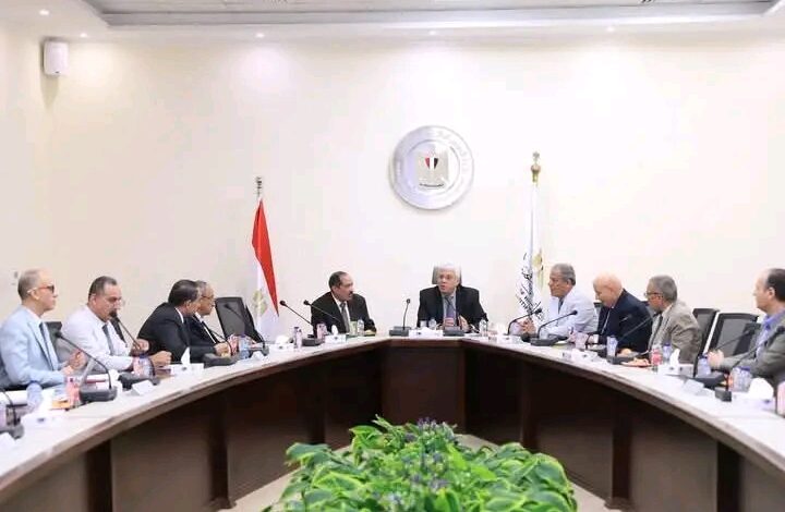وزير التعليم العالي يعقد اجتماعًا مع أعضاء اللجنة الوزارية لتعيين أعضاء هيئة التدريس والهيئة المعاونة بالمعاهد العليا
