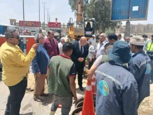 انتهاء أعمال إصلاح الكسر المفاجئ بخط مياه بمدخل مدينة هضبة الأهرام