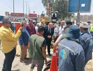 انتهاء أعمال إصلاح الكسر المفاجئ بخط مياه بمدخل مدينة هضبة الأهرام