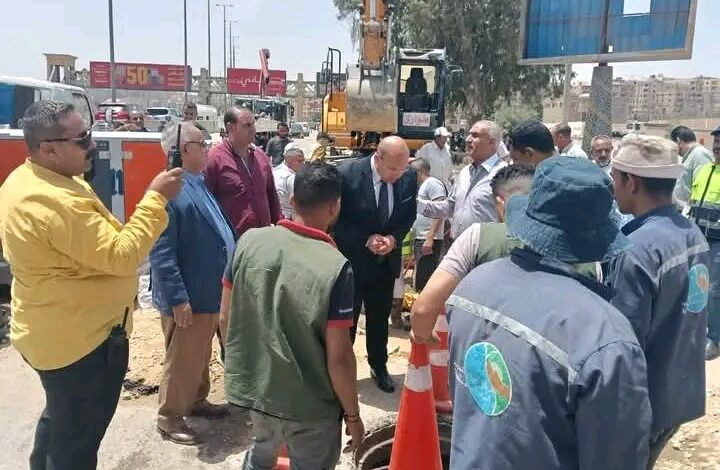 انتهاء أعمال إصلاح الكسر المفاجئ بخط مياه بمدخل مدينة هضبة الأهرام
