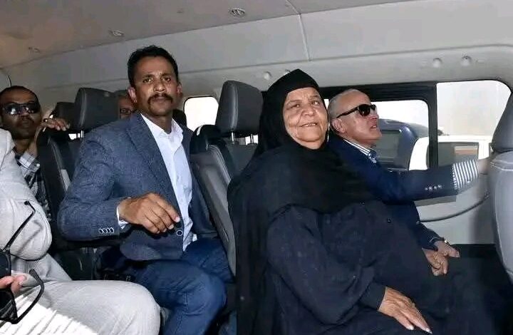 محافظ الأقصر وعد فأوفى...عماره يزور الحاجة وهيبة سيدة الميكروباص ويلبي دعوتها