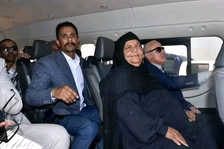 محافظ الأقصر وعد فأوفى...عماره يزور الحاجة وهيبة سيدة الميكروباص ويلبي دعوتها