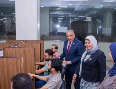 رئيس جامعة طنطا يتابع سير العملية الامتحانية بمركز الاختبارات الإلكترونية