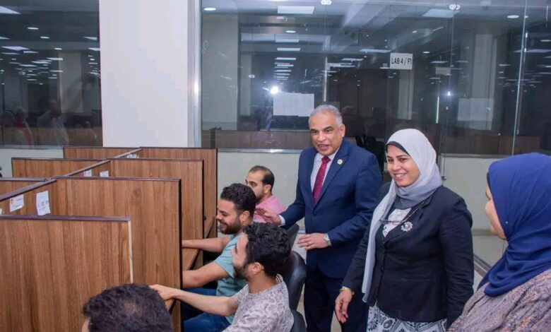 رئيس جامعة طنطا يتابع سير العملية الامتحانية بمركز الاختبارات الإلكترونية