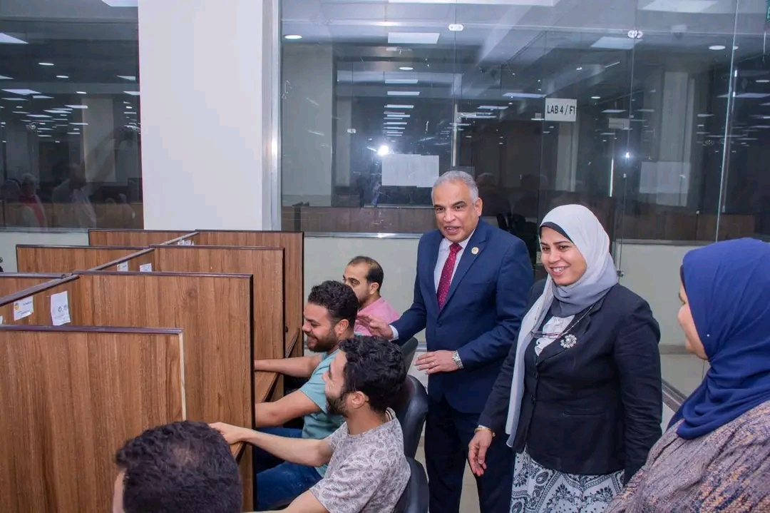 رئيس جامعة طنطا يتابع سير العملية الامتحانية بمركز الاختبارات الإلكترونية