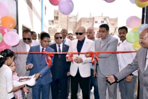 "محافظ الأقصر "يفتتح مركز تنمية وصحة الأسرة بقرية الديمقراط ويبشر الأهالي بالصرف الصحي والغاز الطبيعي قريبًا