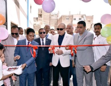 "محافظ الأقصر "يفتتح مركز تنمية وصحة الأسرة بقرية الديمقراط ويبشر الأهالي بالصرف الصحي والغاز الطبيعي قريبًا