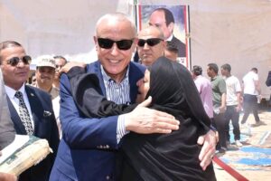 "محافظ الأقصر "وعد فأوفى...عماره يزور الحاجة وهيبة سيدة الميكروباص ويلبي دعوتها..بالصور