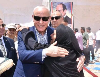 "محافظ الأقصر "وعد فأوفى...عماره يزور الحاجة وهيبة سيدة الميكروباص ويلبي دعوتها..بالصور