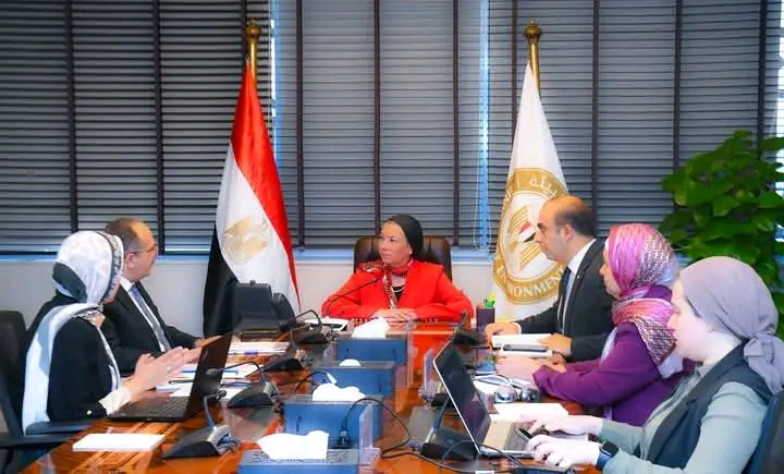 وزيرة البيئة تبحث مع رئيس شركة المقاولون العرب التعاون فى مجال إعادة تدوير المخلفات