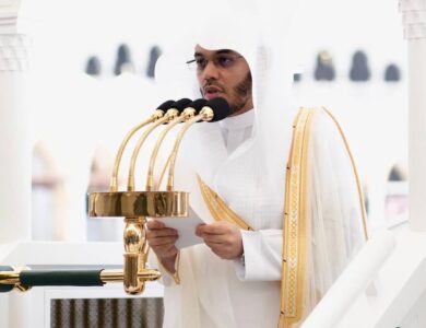 الدوسري‬⁩ يؤم المصلين لصلاة الجمعة بالمسجد الحرام