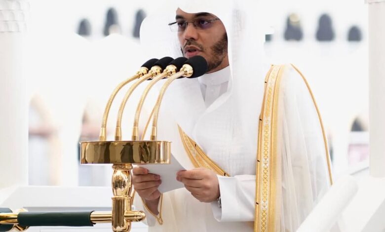 الدوسري يؤم المصلين لصلاة الجمعة بالمسجد الحرام