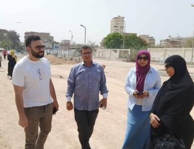 رئيس حي الأربعين في جولة تفقدية لمتابعة أعمال التطوير والرصف بشارع الروض بالسويس