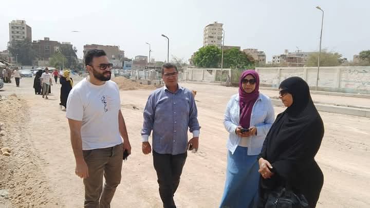 رئيس حي الأربعين في جولة تفقدية لمتابعة أعمال التطوير والرصف بشارع الروض بالسويس