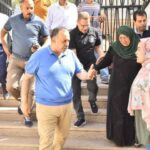 في لفتة إنسانية .. محافظ أسيوط يرافق سيدة إلى مستشفى الرمد ويوجه بعلاجها على نفقة التضامن الإجتماعي ويتكفل بفحوصات طبية لمريض آخر