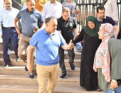 في لفتة إنسانية .. محافظ أسيوط يرافق سيدة إلى مستشفى الرمد ويوجه بعلاجها على نفقة التضامن الإجتماعي ويتكفل بفحوصات طبية لمريض آخر