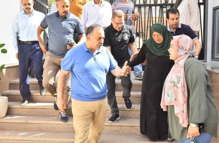 في لفتة إنسانية .. محافظ أسيوط يرافق سيدة إلى مستشفى الرمد ويوجه بعلاجها على نفقة التضامن الإجتماعي ويتكفل بفحوصات طبية لمريض آخر