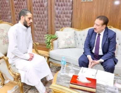 محافظ المنوفية يلتقي حالة انسانية تعاني من ظروف صحية .