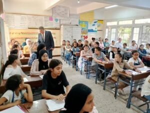 ووكيل وزارة التربية والتعليم بالبحيرة يتابع انتظام سير الامتحانات بدمنهور.  