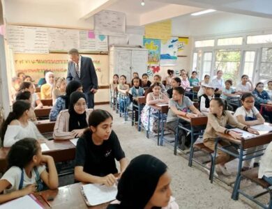 ووكيل وزارة التربية والتعليم بالبحيرة يتابع انتظام سير الامتحانات بدمنهور.  
