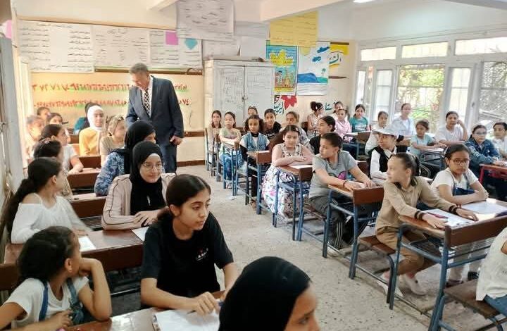 ووكيل وزارة التربية والتعليم بالبحيرة يتابع انتظام سير الامتحانات بدمنهور.
