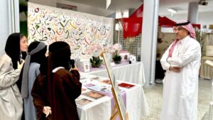 الغامدي يطلع على المشروعات التعليمية والتجارب المميزة في الابتدائية الأولى للبنات بالحوية 