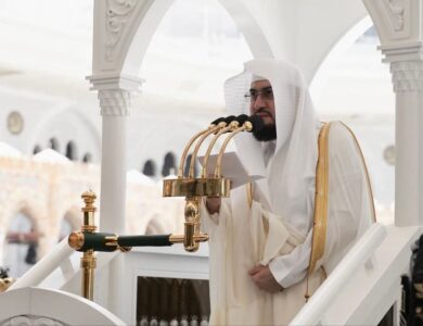 الدكتور ⁧‫بندر بليلة‬⁩ في خطبة الجمعة بالمسجد الحرام:“سلِّموا أموركم لله، فإن البلاء يوقظ القلوب، والدعاء الصادق مفتاح الرحمة.”
