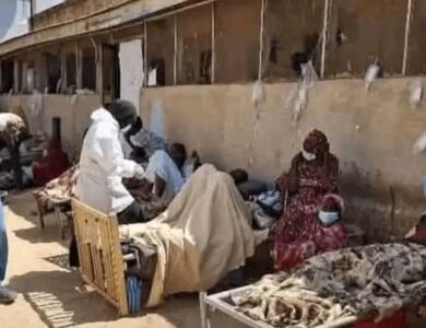 الكوليرا تفتك بالسودانيين ويتلقون العلاج بالشوارع قلب الحدث