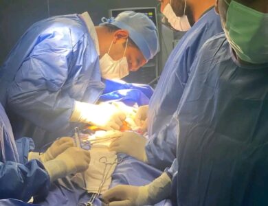 إنقاذ طفل من إصابة خطيرة بعد استخراج فرع شجرة من جسده في جراحة دقيقة بمستشفى الفيوم العام