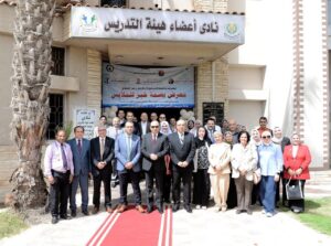 رئيس جامعة المنصورة يفتتح معرض «بصمة خير للملابس»