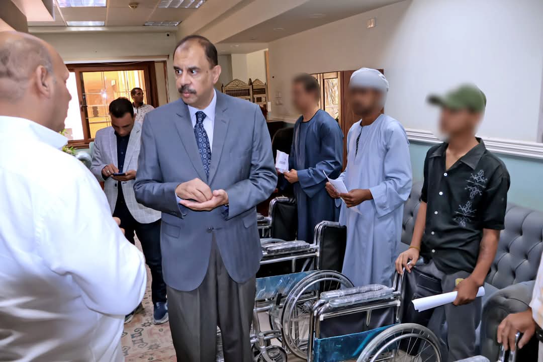 محافظ سوهاج يعقد اللقاء الجماهيري الأسبوعي ويُسلم كراسي متحركة لذوي الإعاقة