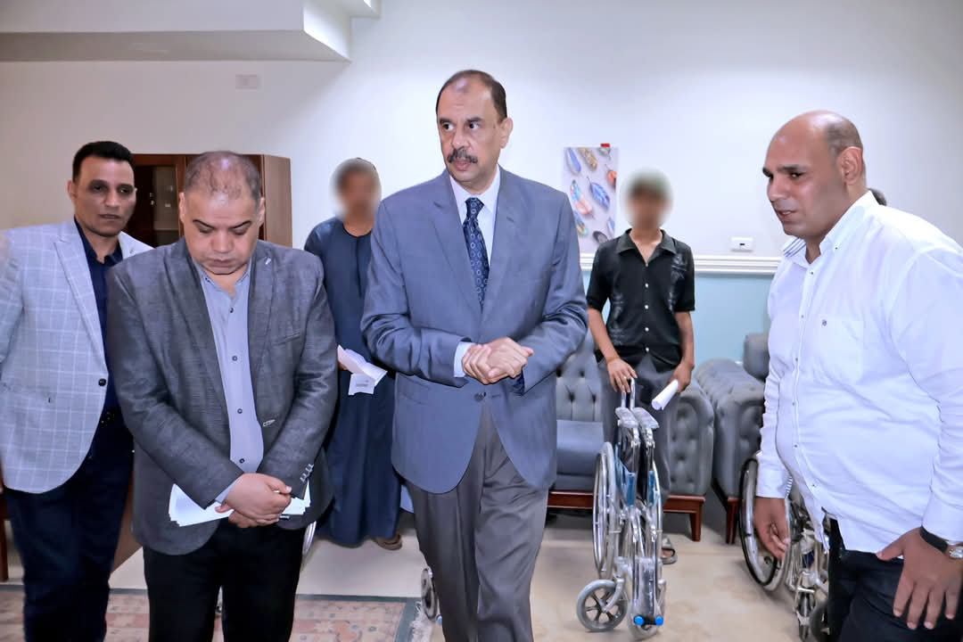 محافظ سوهاج يعقد اللقاء الجماهيري الأسبوعي ويُسلم كراسي متحركة لذوي الإعاقة