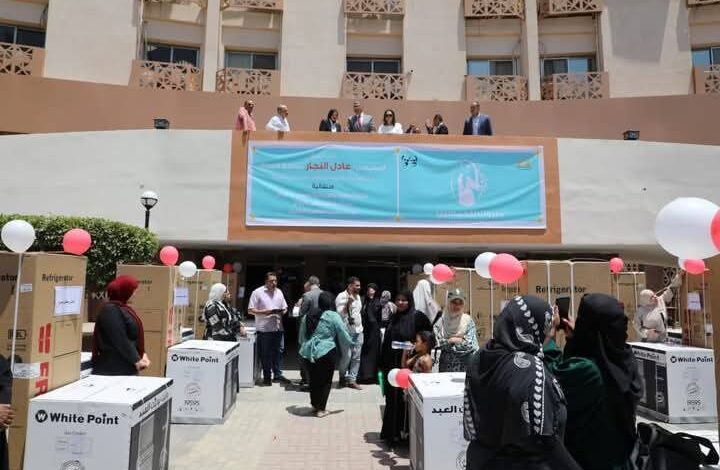 محافظ الجيزة يُسلم أجهزة كهربائية لـ ٥٠ فتاة من المقبلات على الزواج