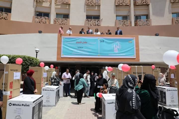 محافظ الجيزة يُسلم أجهزة كهربائية لـ ٥٠ فتاة من المقبلات على الزواج