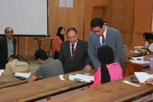 رئيس جامعة بنها يتفقد سير الامتحانات بكلية الهندسة بشبرا.