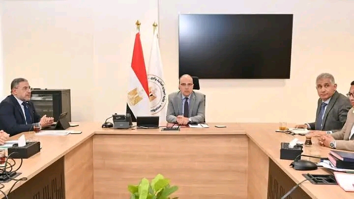 وزير الري يبحث نتائج الدراسة البحثية "لتحديد مواقع الآبار الجوفية المخالفة