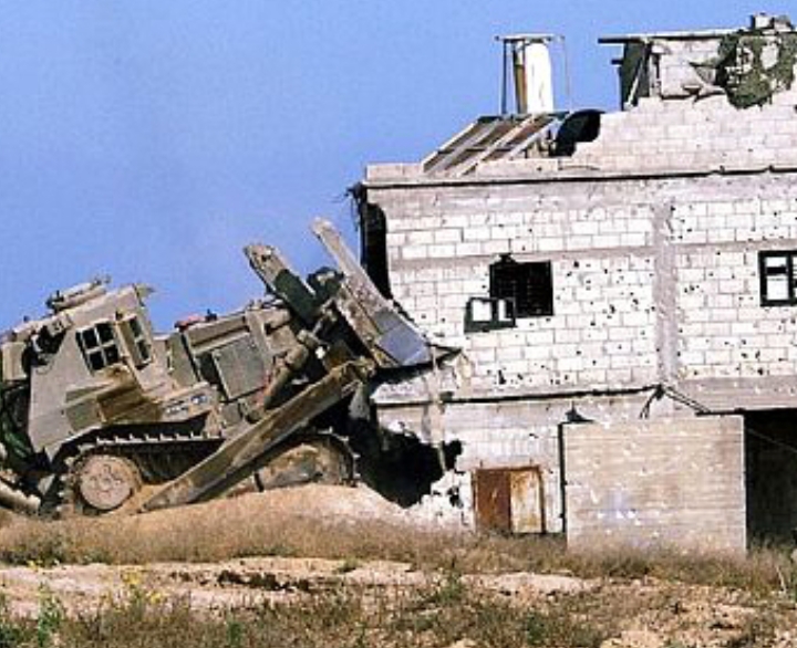 الفلسطينيون يهدمون منازلهم بأيديهم لتفادي تكاليف بلدية الاحتلال
